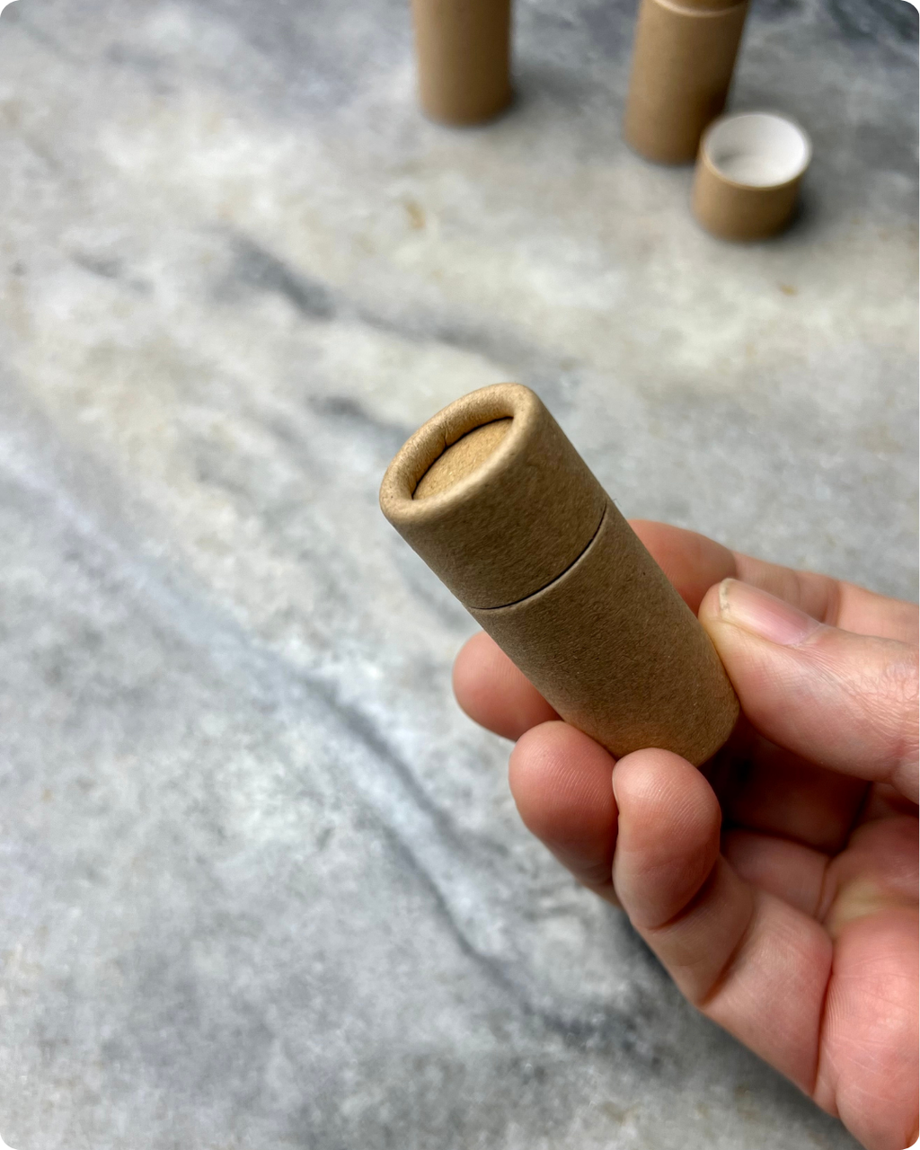 PAPIEREN LIPPENBALSEM-TUBES