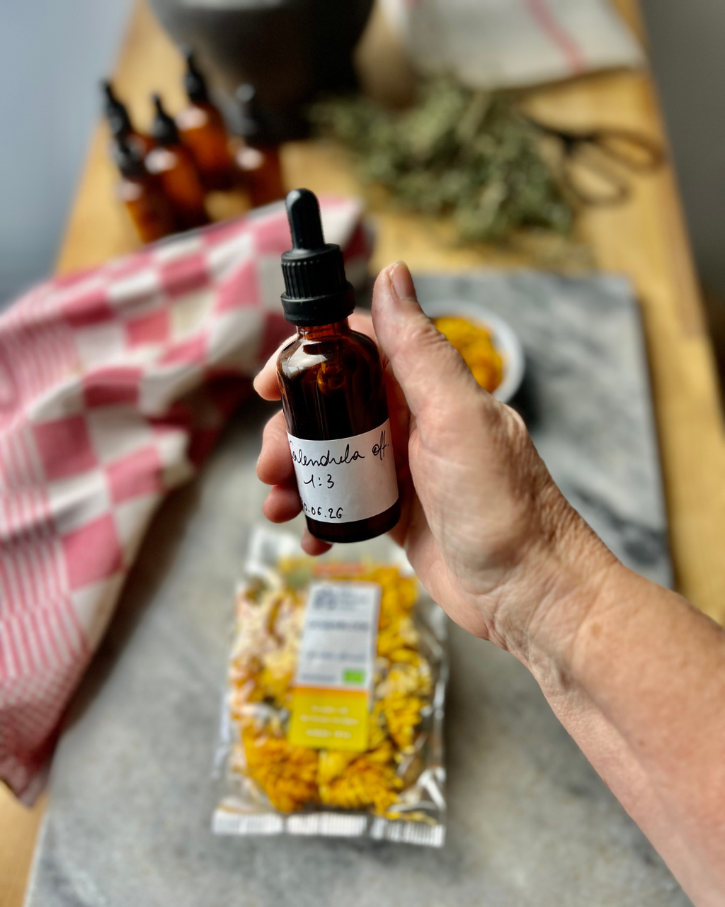 goudsbloem actie druppelflesje Blauwe Huis biologische kruiden, calendula officinalis, goudsbloemolie, recept, krudienstudio
