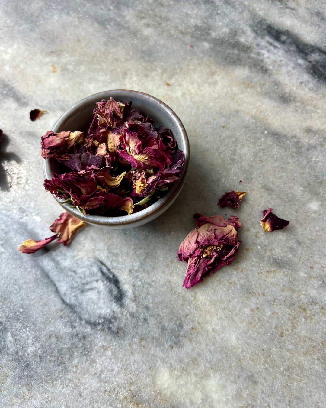 gedroogde rozenblaadjes, Blauwe Huis biologische kruiden, gedroogde kruiden, infusie, coldbrew, bitter, mentaal welzijn, rouw, angst verdriet, kruidenolie, kruidenzalf, lichaamsboter, krudiensuiker, desserten, cacao