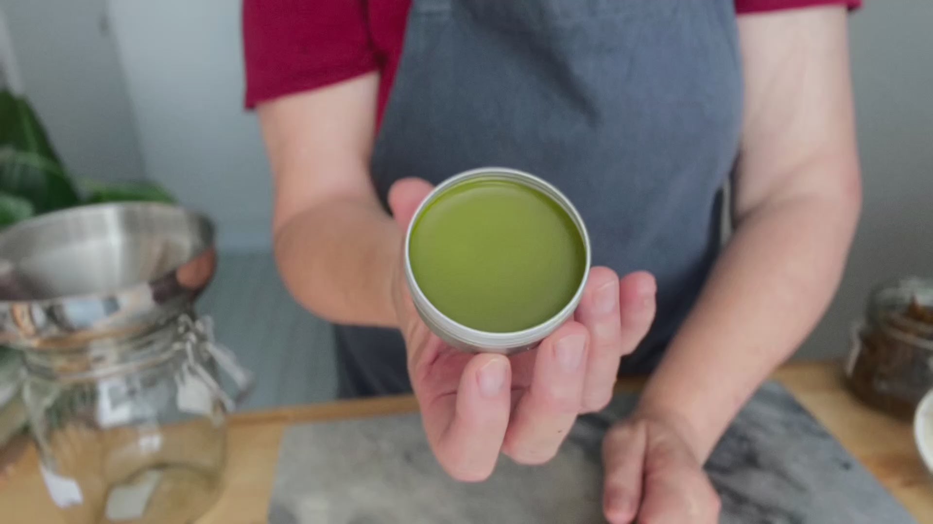 video thuis herborist weegbreezalf, kruidenolie, weegbree, infusies, Yo De Beule, goudsbloemolie, firecider, vuurcider, bijenwas, tijm, kruidenboter